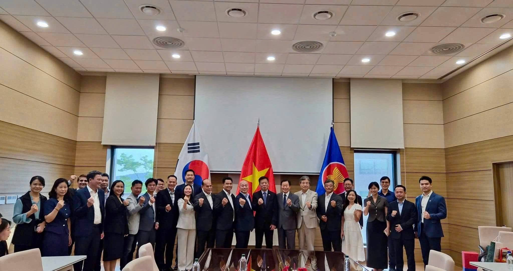 Ảnh chụp lưu niệm Đoàn công tác Việt Nam và ban lãnh đạo KOTRA thể hiện rõ tinh thần tăng cường hợp tác xúc tiến đầu tư, thương mại Việt Nam - Hàn Quốc.